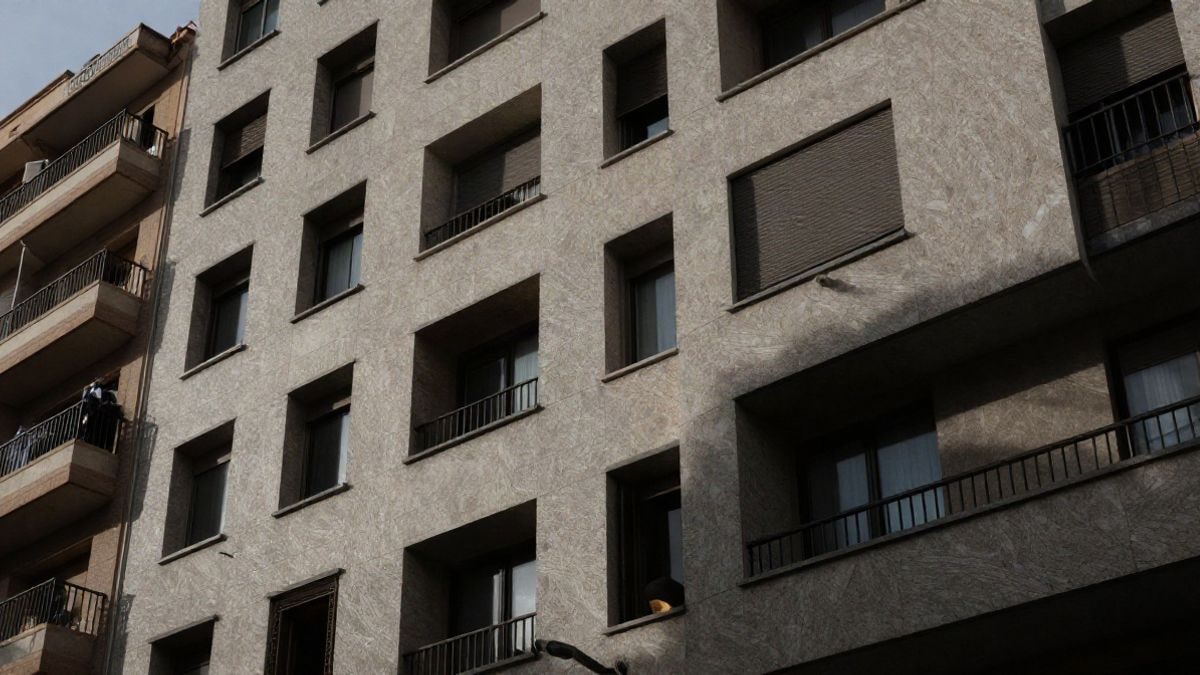 Illustrative image: facade of a modern building in an exclusive residential and commercial area, featuring prominent architectural details.