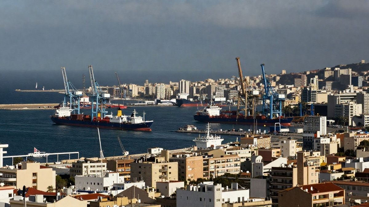 Imagen ilustrativa: vista de una ciudad costera con un puerto activo, simbolizando la actividad económica y comercial.