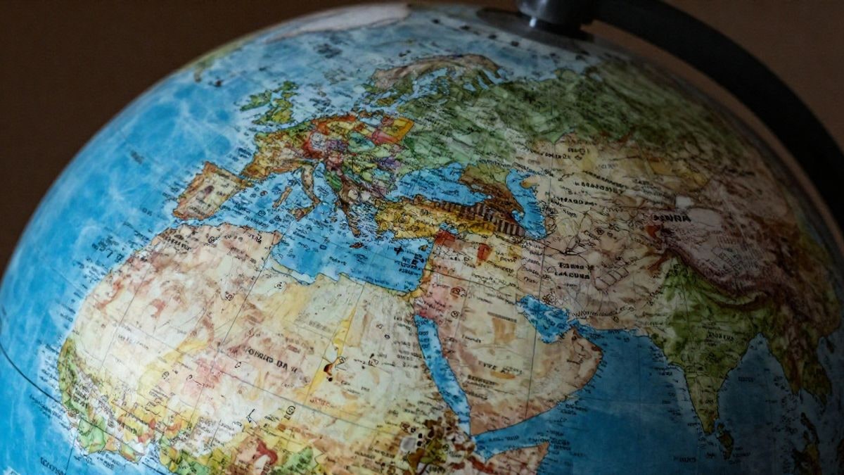 Imagen ilustrativa: un globo terráqueo que muestra las conexiones comerciales entre China y Estados Unidos, simbolizando la relación económica entre ambos países.