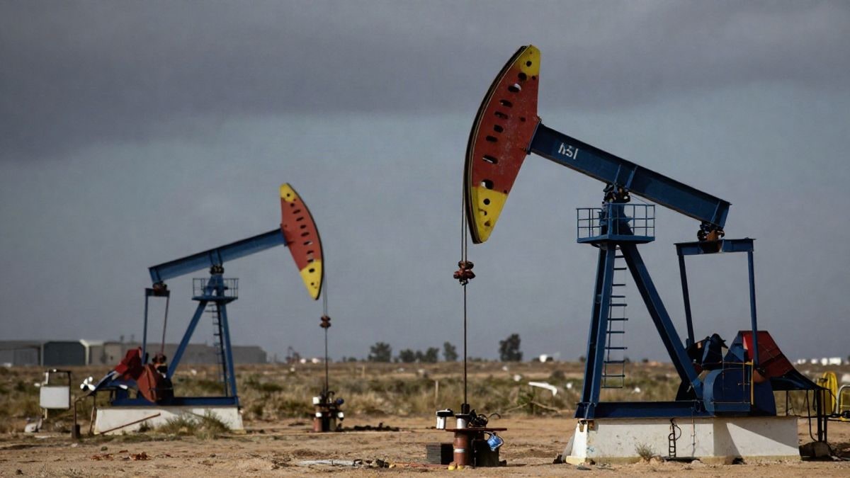 Illustrative image: landscapes of oil fields with energy infrastructure in the background, reflecting geopolitical tensions over energy supply.