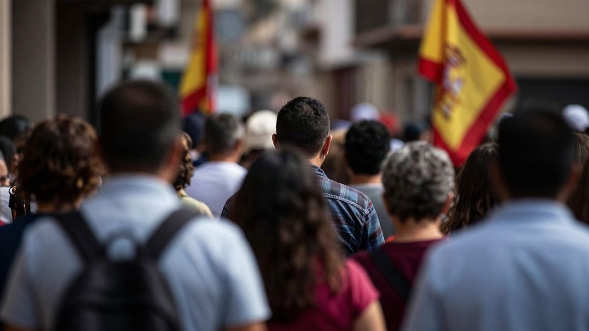 Imagen ilustrativa: escena de una frontera con un gran número de personas, simbolizando la crisis migratoria.