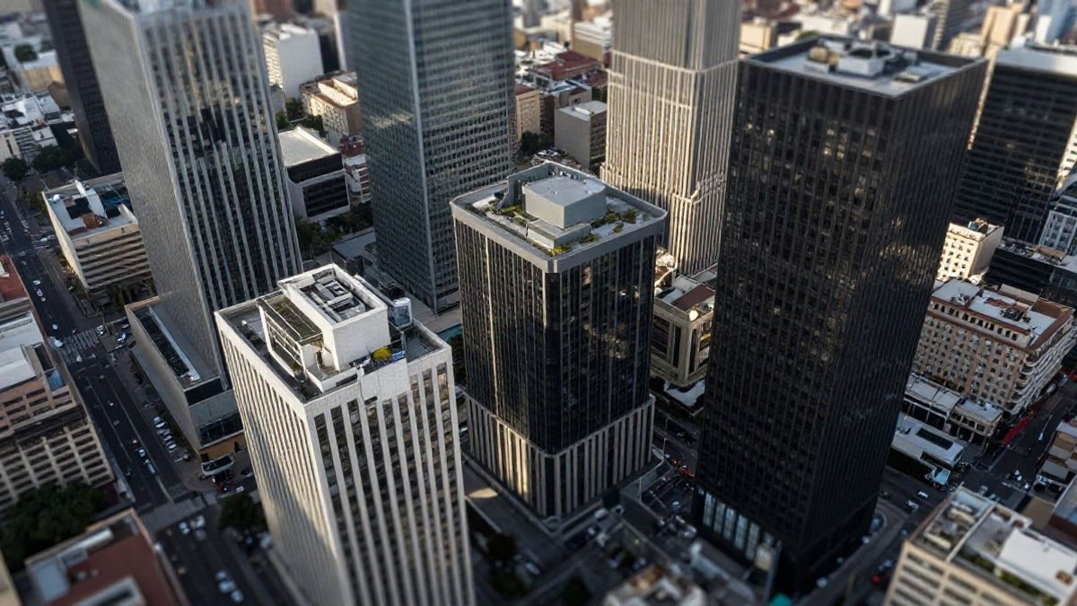Illustrative image: aerial view of a financial district with skyscrapers, representing economic and banking activity in a Spanish context.