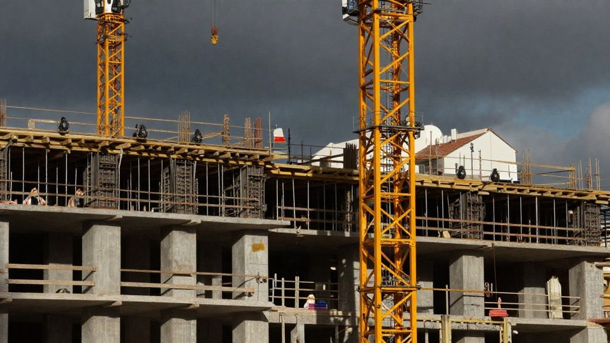 Imagen ilustrativa: primer plano de un sitio de construcción con grúas y materiales, representando la complejidad de los proyectos de edificación.
