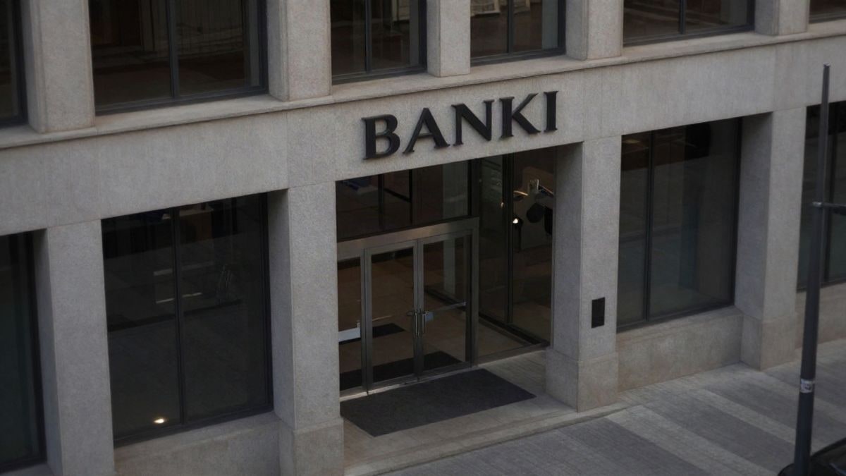 Illustrative image: aerial view of a modern bank building in a professional corporate environment.