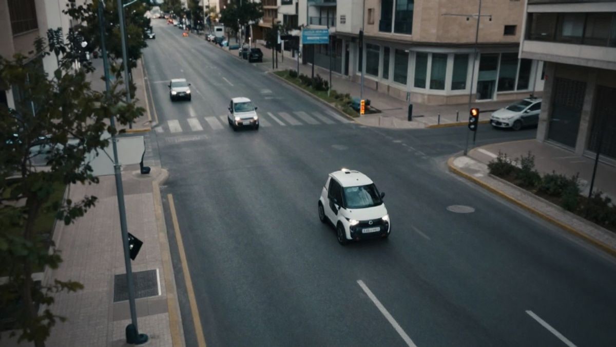 Imagen ilustrativa: vista aérea de una calle urbana con vehículos autónomos en pruebas, sin personas ni elementos identificables.