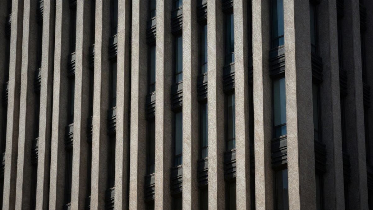 Illustrative image: facade of a modern office building with a contemporary design, reflecting the growth of the financial sector.