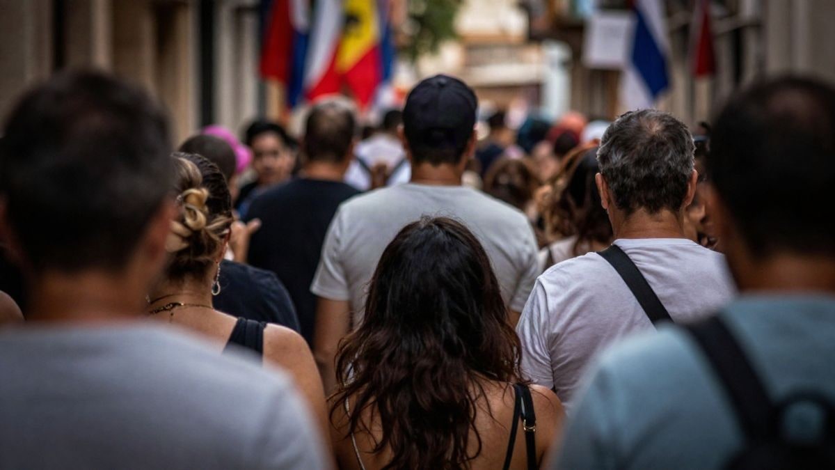Imagen ilustrativa: vista cenital de un evento deportivo festivo en un parque de la ciudad con diversas actividades deportivas y un ambiente vibrante