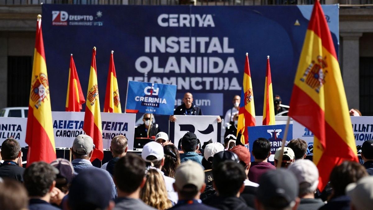 Illustrative image: atmosphere of a political rally with flags and banners, representing an electoral campaign.
