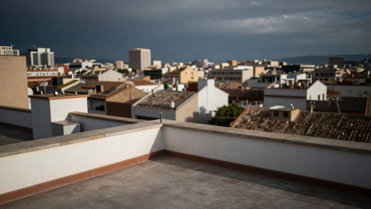 Imagen ilustrativa: terraza de un ático en un entorno urbano, con vista panorámica de la ciudad en el fondo difuminado