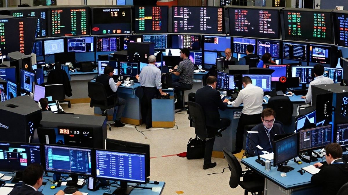 Imagen ilustrativa: vista cenital de un mercado de valores con pantallas que muestran símbolos de criptomonedas, representando la actividad del comercio de acciones tokenizadas