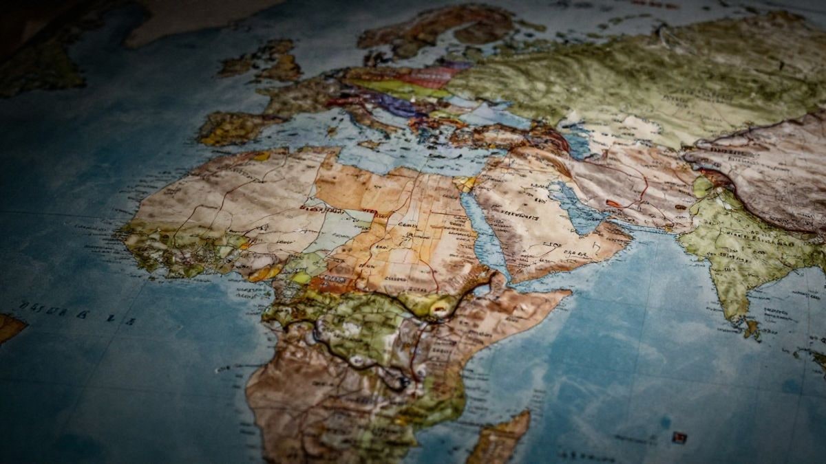Imagen ilustrativa: un mapa del mundo con rutas comerciales y tarifas destacadas, sin personas ni texto.