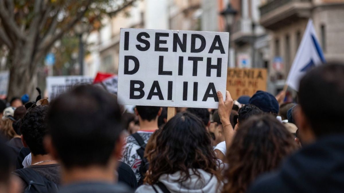 Illustrative image: a demonstration in a city street with banners and flags, representing the protest for elections and support for a city.