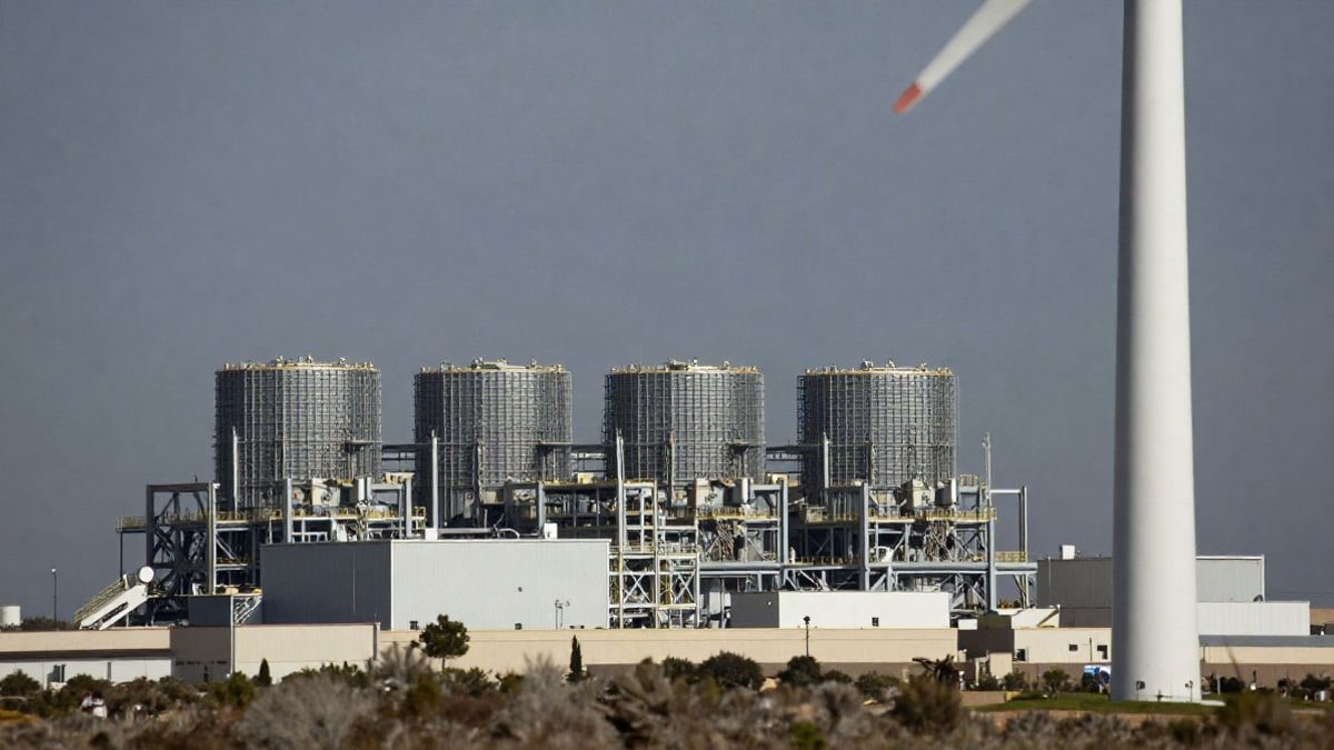 Illustrative image: modern power plant with advanced technology and turbines, in an industrial setting
