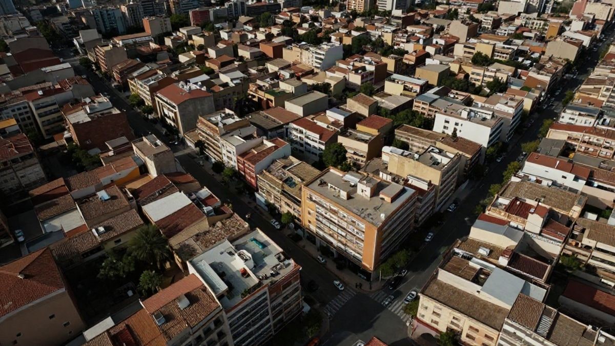 Illustrative image: aerial view of a neighbourhood in a Spanish city, showing residential buildings and streets, without people or identifiable elements.
