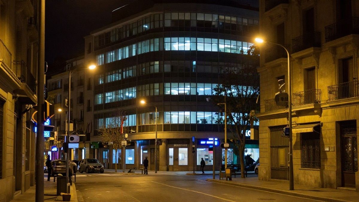 Imagen ilustrativa: escena nocturna de una calle iluminada con edificios de oficinas, representando el entorno administrativo donde se realizan notificaciones electrónicas.