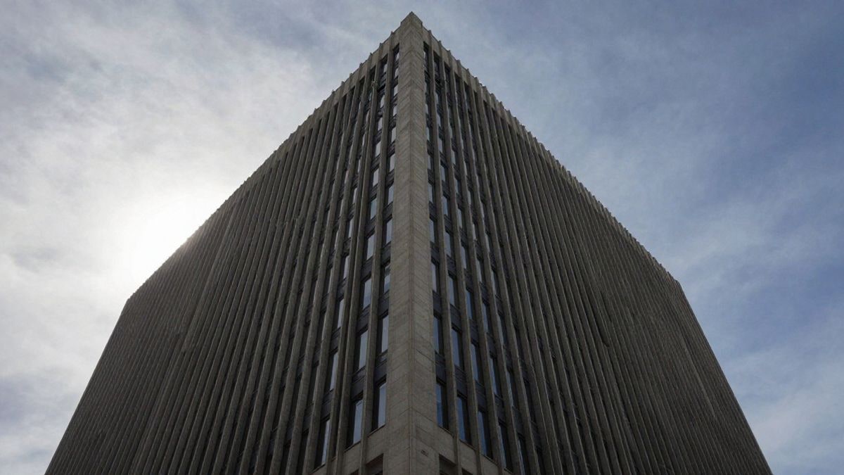 Imagen ilustrativa: vista de un edificio de oficinas genérico bajo un cielo despejado, sin identificación específica, simbolizando el contexto empresarial.