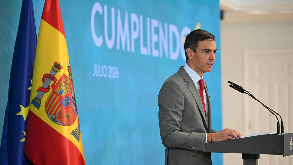 Imagen ilustrativa: un atril presidencial vacío con la bandera de España al fondo en una sala institucional