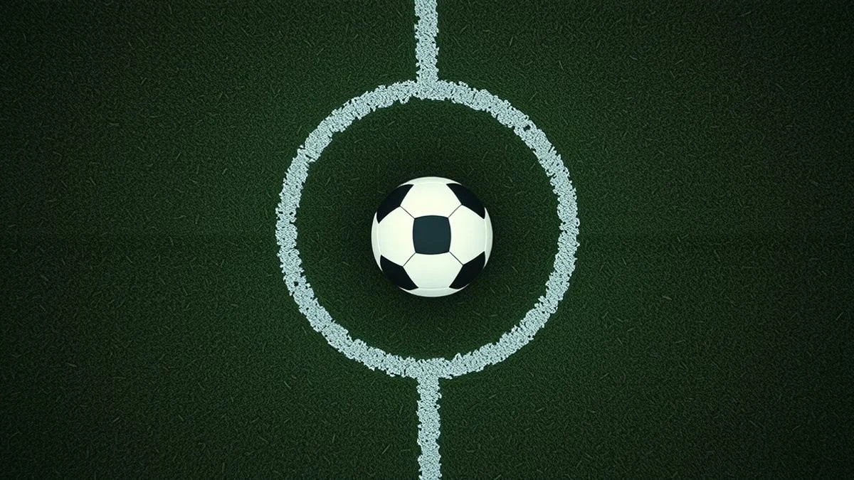 Imagen ilustrativa: vista cenital de un balón de fútbol sobre el césped de un campo vacío