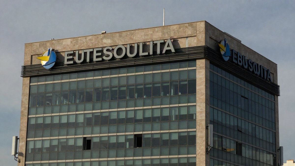 Imagen ilustrativa: vista panorámica de un edificio de oficinas de telecomunicaciones moderno, resaltando elementos de identidad corporativa