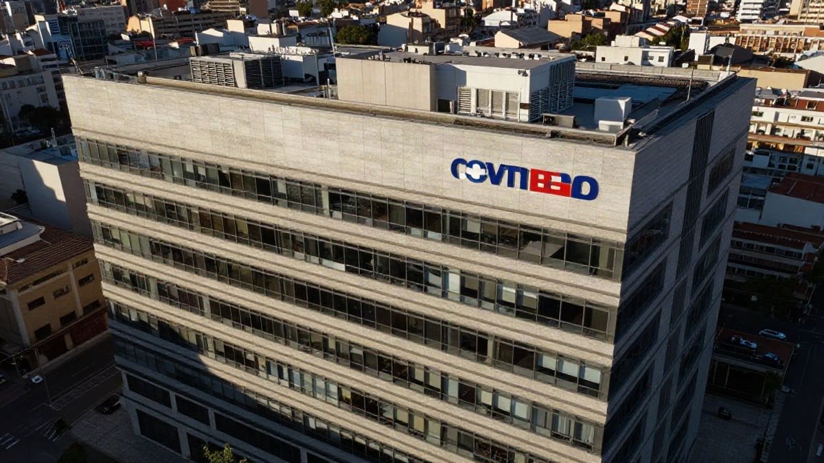Imagen ilustrativa: vista aérea de un edificio de oficinas moderno en un contexto empresarial, sin personas ni logos identificables.
