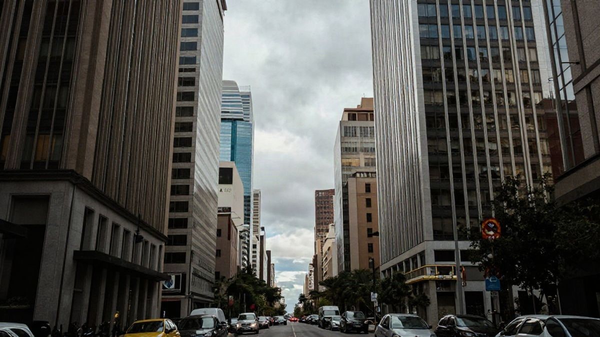 Illustrative image: view of a financial district with tall buildings and a busy street, representing the economic environment.