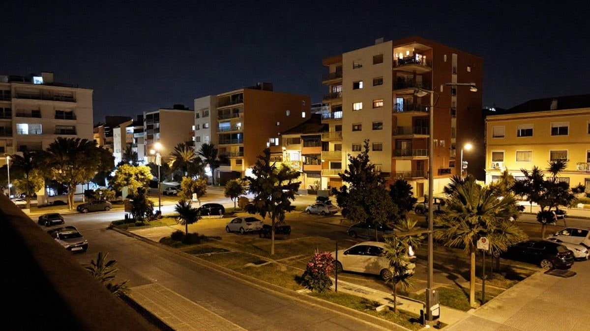 Imagen ilustrativa: escena nocturna de un vecindario con luces artificiales, simbolizando el desarrollo de viviendas asequibles y la comunidad.