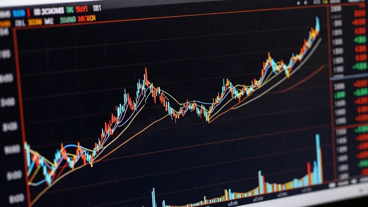 Illustrative image: overhead view of market charts and financial figures, symbolising uncertainty in the Spanish stock market.