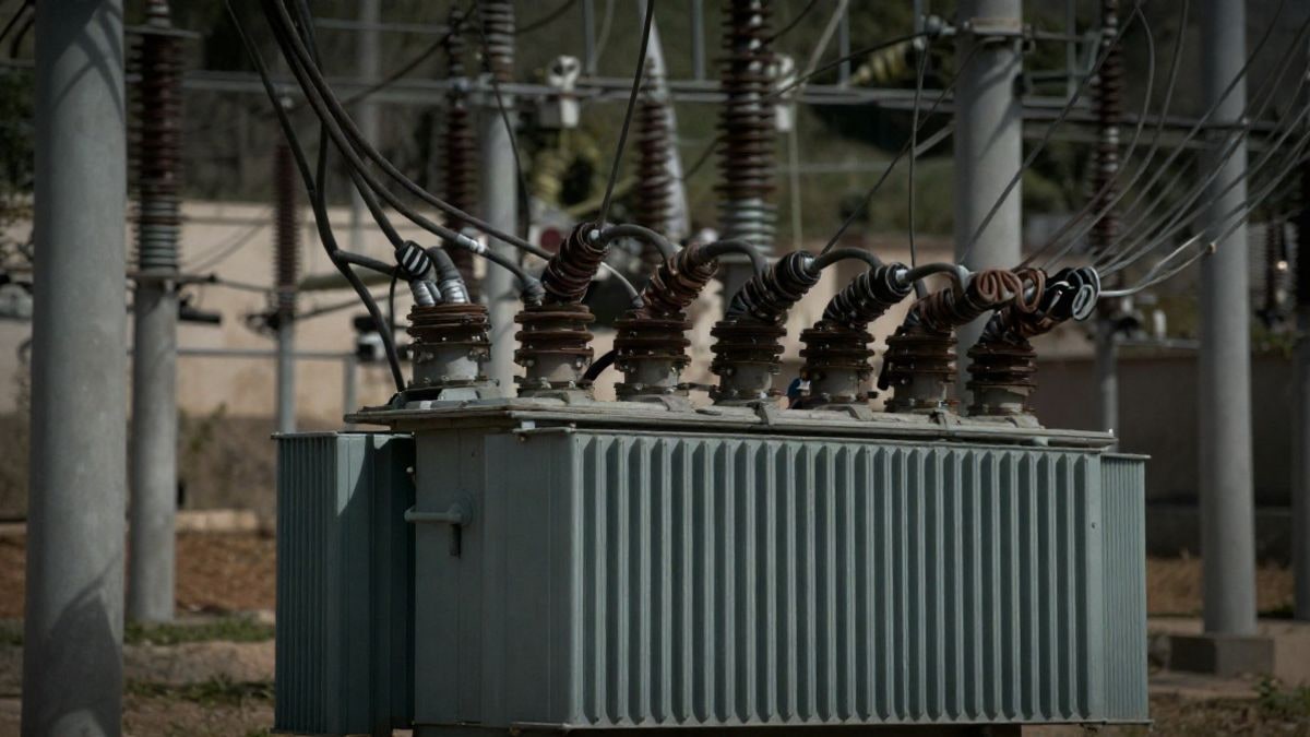 Illustrative image: detail of electrical infrastructure, showing cables and transformers in an electrical network environment.