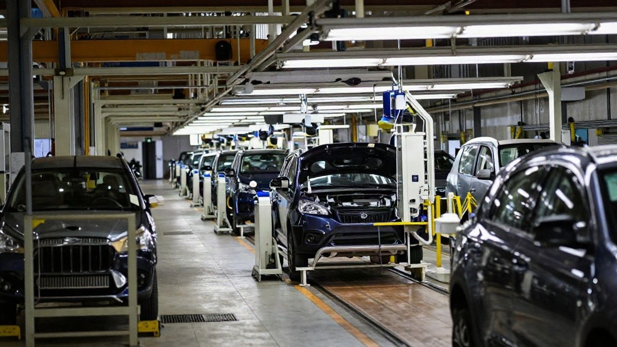 Imagen ilustrativa: un espacio vacío de una planta de fabricación de automóviles con maquinaria y líneas de ensamblaje, representando los desafíos de la industria automotriz.