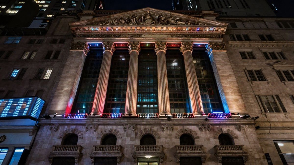 Imagen ilustrativa: vista nocturna de un edificio de bolsa iluminado con luces de neón, representando el ambiente del mercado financiero.