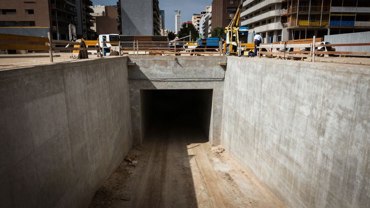 Illustrative image: entrance of an urban tunnel under construction next to a generic port area