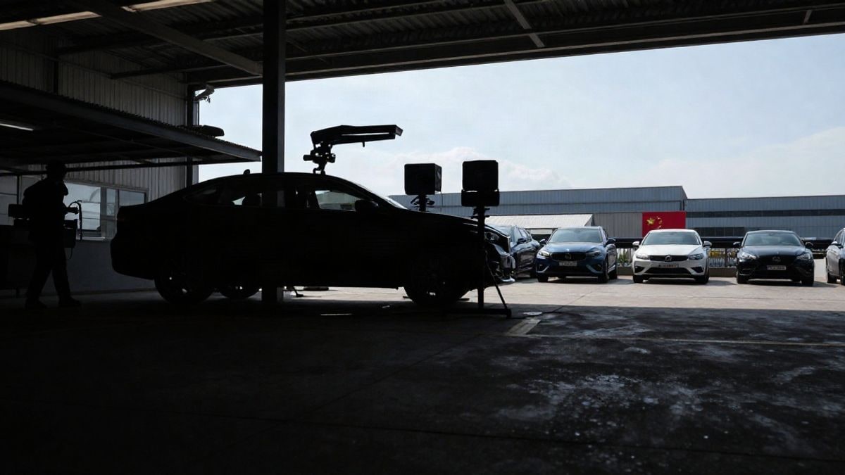 Illustrative image: abstract representation of the automotive industry with silhouettes of factories and electric cars, without people or identifiable elements.