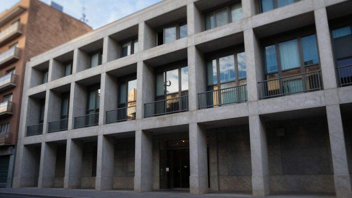 Imagen ilustrativa: edificio gubernamental moderno en un entorno urbano con luz natural dramática