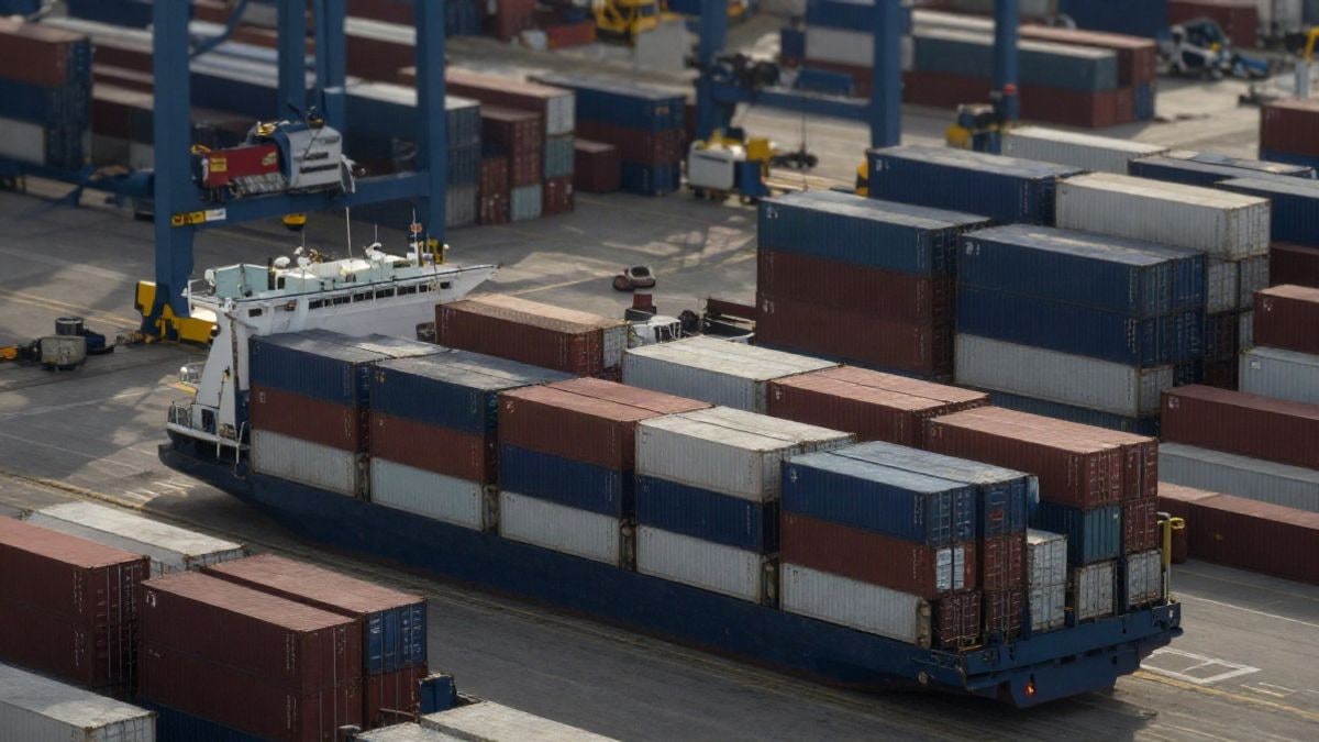 Imagen ilustrativa: vista aérea de un puerto con contenedores de carga, simbolizando el comercio internacional y las relaciones económicas.
