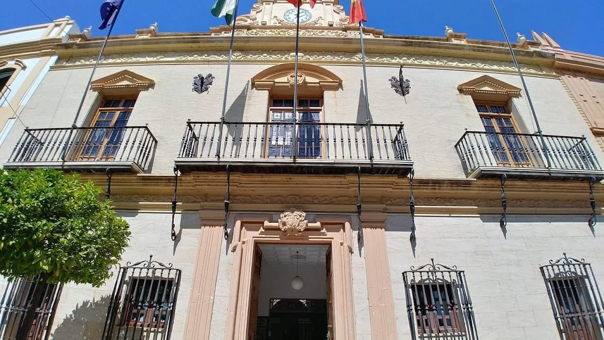 Imagen ilustrativa: fachada de un edificio consistorial iluminada al anochecer