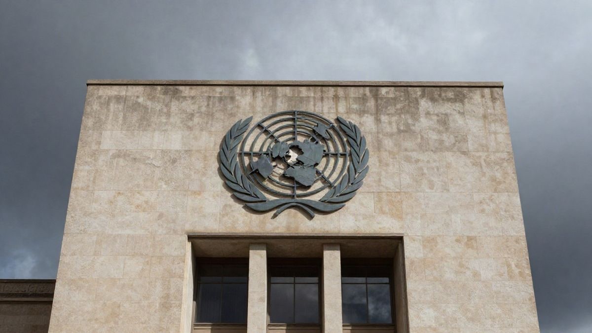 Imagen ilustrativa: vista de un edificio genérico que simboliza la ONU, con un cielo dramático de fondo