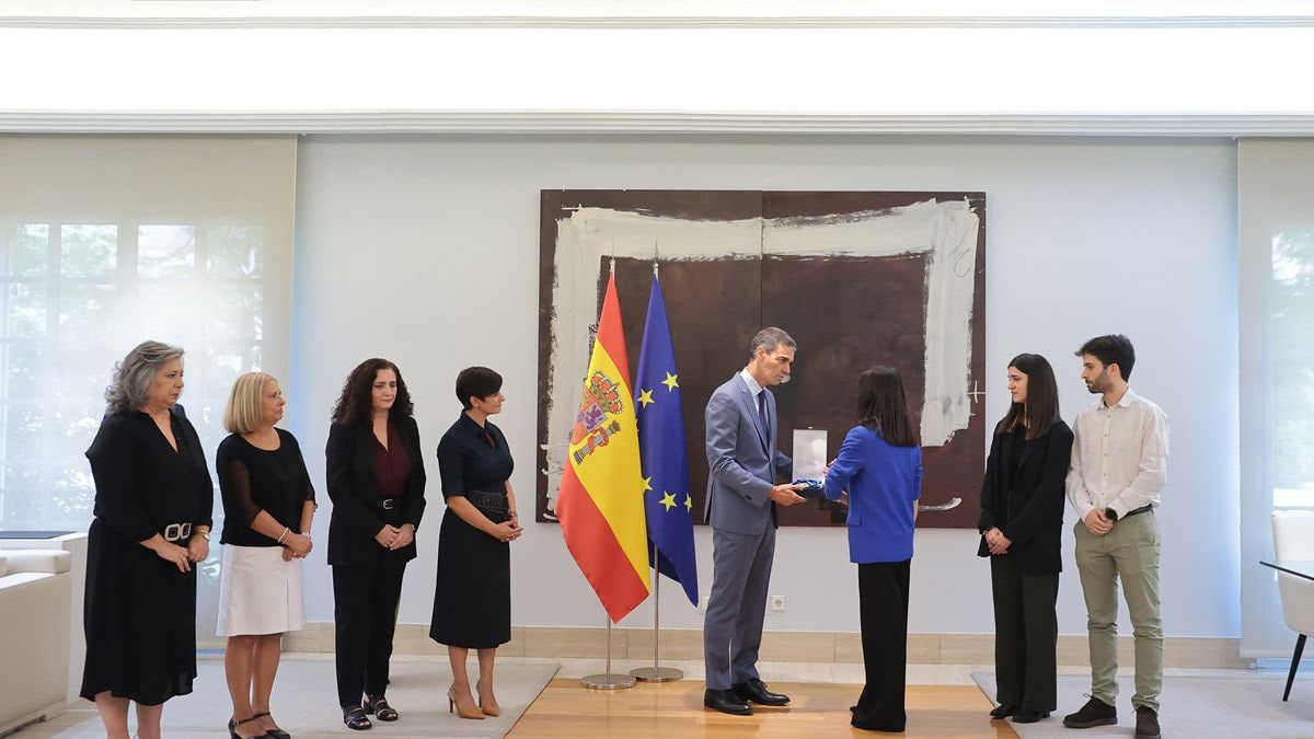 Imagen ilustrativa: un atril de madera con una condecoración sobre un cojín de terciopelo en un salón institucional