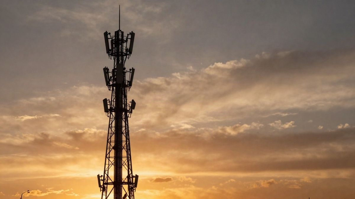 Illustrative image: a telecommunications tower backlit during sunset, with long shadows and warm colors, in a generic context
