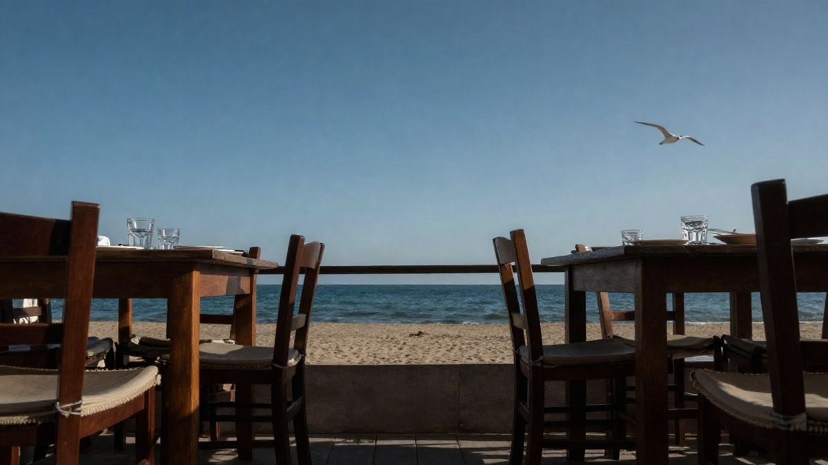 Imagen ilustrativa: terraza de un chiringuito en la playa al atardecer, con mesas y sillas vacías y el mar de fondo.