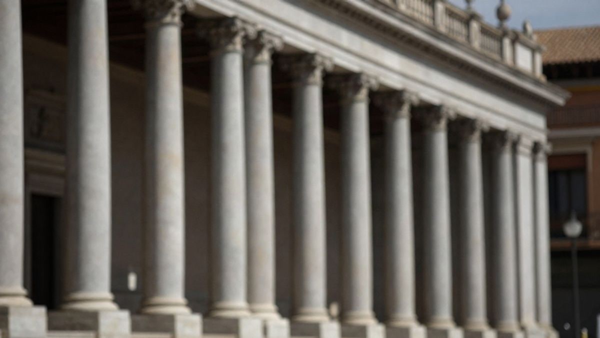 Illustrative image: facade of an institutional building with columns, side view and blurred background