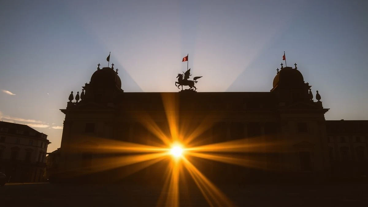 Fachada del Banco Nacional Suizo en Berna a contraluz al atardecer