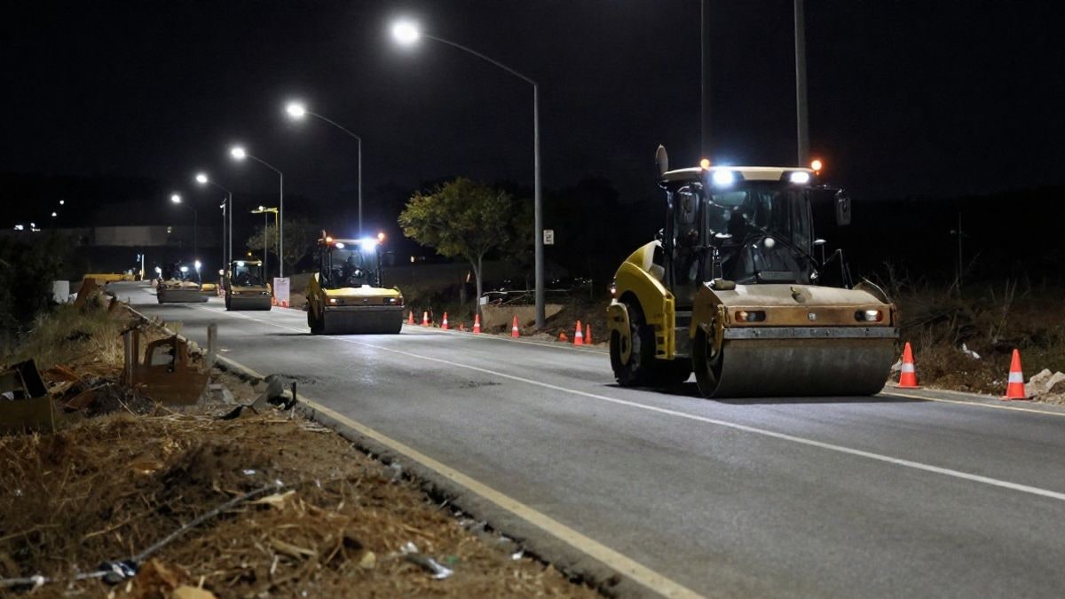 Imagen ilustrativa: tramo de carretera rural en obras iluminado por farolas y focos nocturnos
