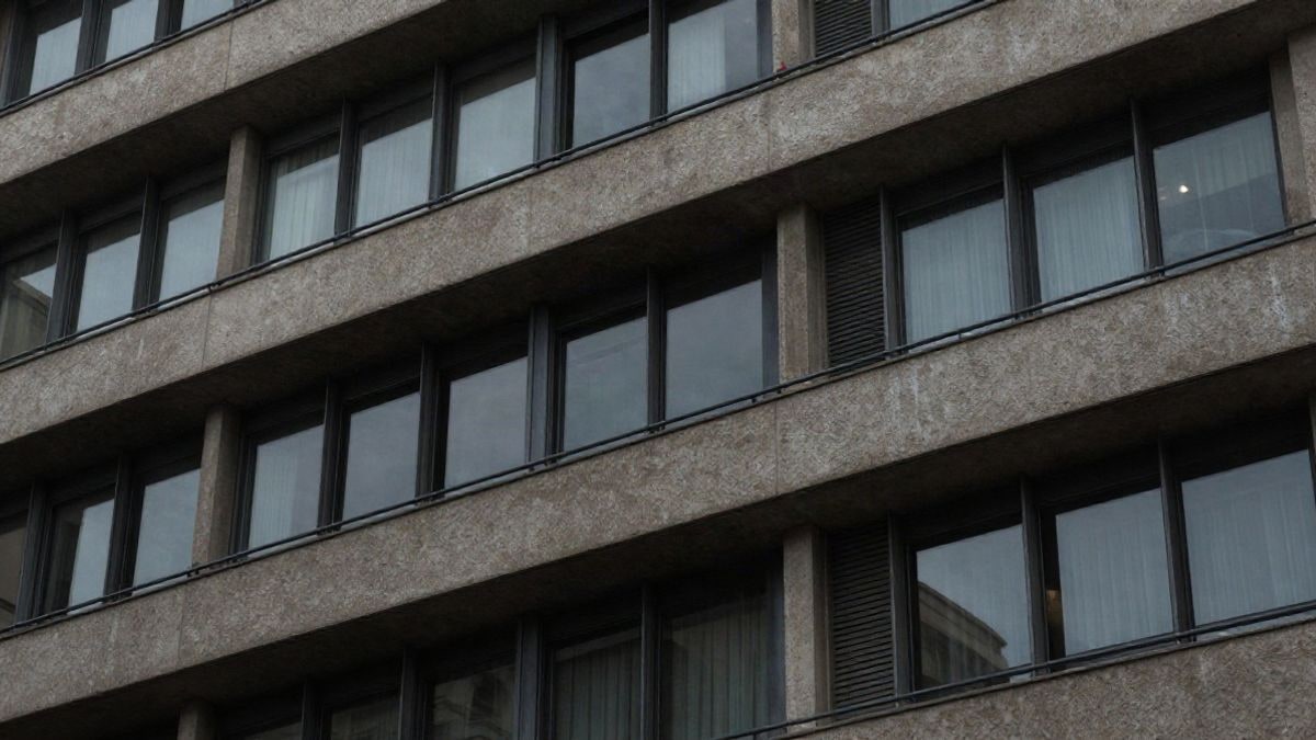 Illustrative image: detail of a modern building facade focusing on architecture and materials, without people or identifiable elements.