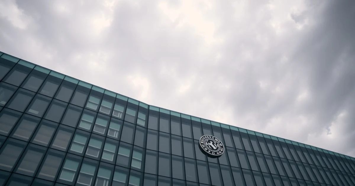 Fachada del edificio del FMI en Washington DC con cielo nublado