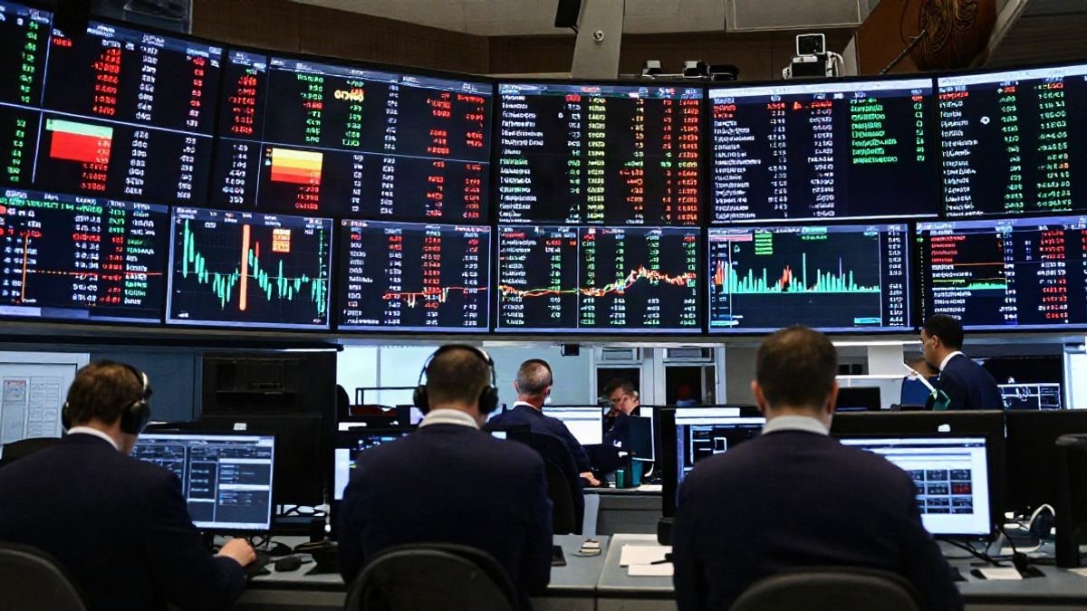 Imagen ilustrativa: vista general de un parqué de bolsa con pantallas digitales que muestran valores de criptomonedas y tendencias del mercado.