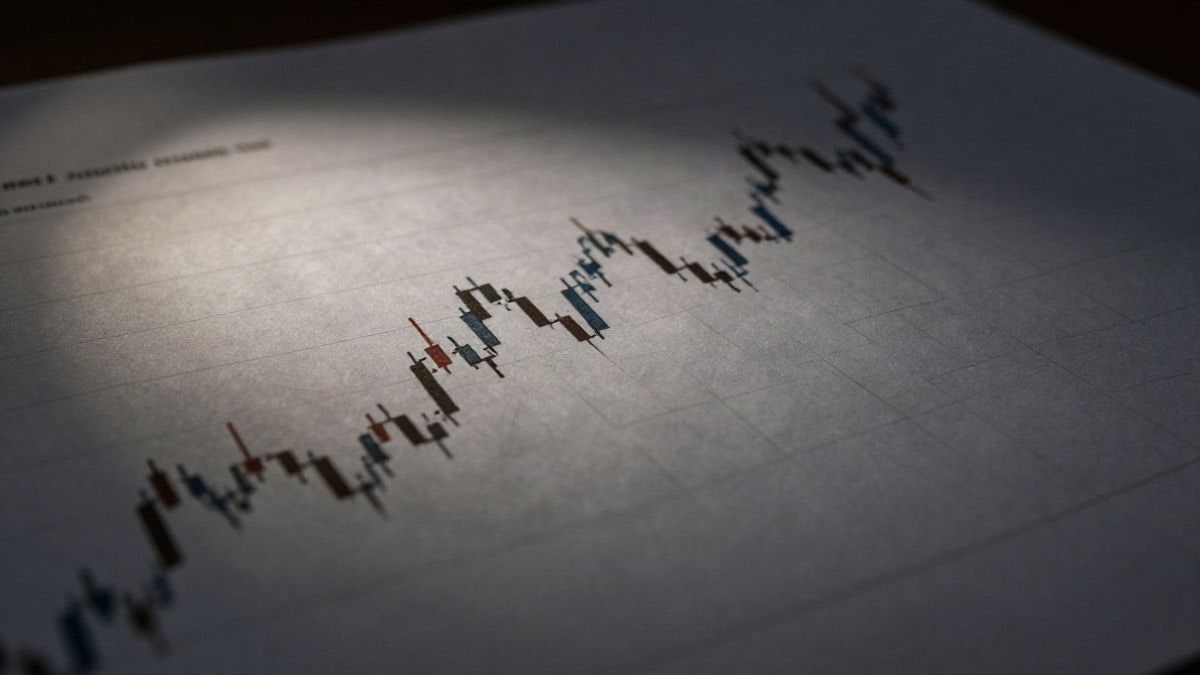Illustrative image: abstract financial chart with converging lines and dramatic lights, no people or identifiable elements.