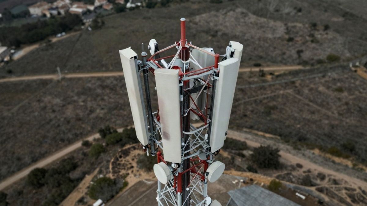 Imagen ilustrativa: vista aérea de una torre de telecomunicaciones en un paisaje neutral, simbolizando la conectividad y la tecnología.