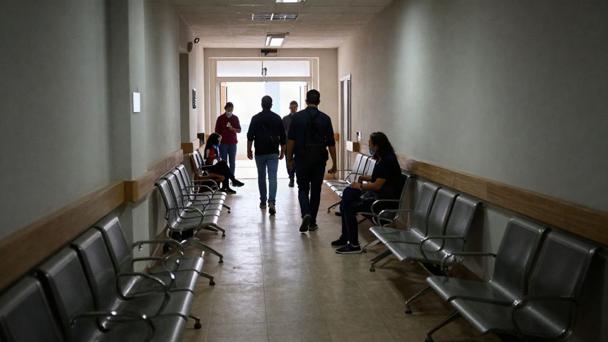 Illustrative image: an empty hospital corridor with waiting chairs, creating an atmosphere of urgency and tension.