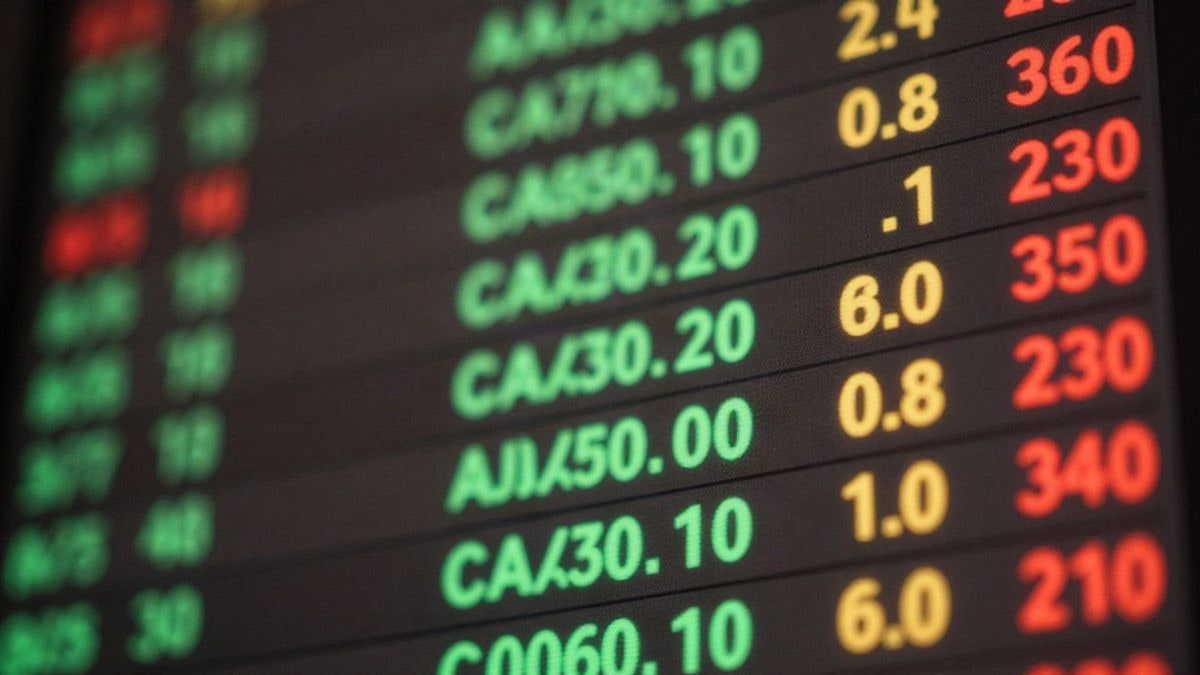 Illustrative image: a stock screen with rising prices, in a generic financial environment, without identifiable people or elements.