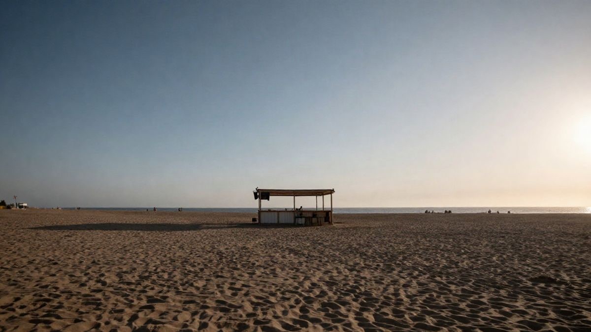 Imagen ilustrativa: un chiringuito genérico en una playa mediterránea al atardecer, con amplio espacio vacío